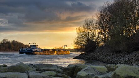 Bild mit Bäume, Sonnenuntergang, Schiff, Steine, romantik, Schifffahrt, bewölkt, Fluss, Rhein