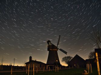 Bild mit Windmühle, Nacht, Sternenhimmel, Startrails