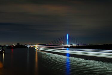 Bild mit Wasser, Deutschland, Blau, Brücke, Nacht, Rhein, Beleuchtung, beleuchtet, Wesel