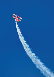 Bild mit Rot, Blauer Himmel, Oldtimer, Qualm, Amerika, Flugzeug, action, Doppeldecker, kunstflug