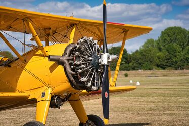 Bild mit Gelb, Oldtimer, Flugzeug, Doppeldecker, #fliegen, flugzeugpropeller, propeller, sternmotor