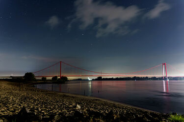 Bild mit Gewässer, Brücke, Straßenbrücke, Nacht, Sternenhimmel, Ufer, Rhein, beleuchtet, emmerich, Rheinbrücke