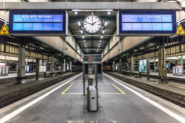 Bild mit Eisenbahn, Bahnhof, Zug, haltestellen, stuttgart, Hauptbahnhof, Stuttgart Hauptbahnhof