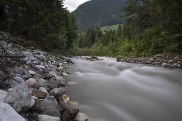 Bild mit Natur, Wasser, Sommer, Tirol, Österreich, Alpen, Wald, Gebirgsbach, Steine im Wasser, Hohe Tauern