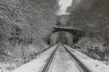 Alte Eisenbahnstrecke im Winter