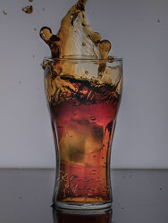 Bild mit Getränk, Eiswürfel, Brause, Colasplash