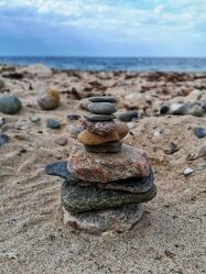 Bild mit Sand, Blau, Sommer, Sonne, Meer, Steine, steintürmchen, Naturliebe, Steinbild