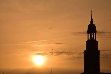 Bild mit Orange, Sonnenuntergang, Wahrzeichen, Kirchen, Sonne, Sonnen Himmel, Kirche, Skylines & Hochhäuser, Skyline, Hamburg