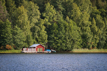 Bild mit Grün, Bäume, Seen, Blau, Wald, Boote, Haus, Bootsanleger, Bootshaus, Finnland