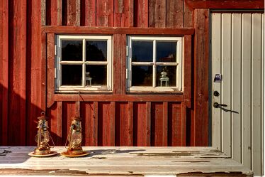 Bild mit Schweden, Schwedenhaus, rote Holzfassade, weißes Fenster