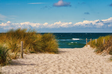 Strandübergang über Dünen zur Ostsee
