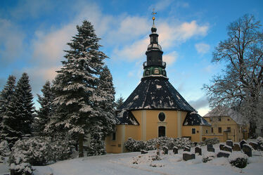 Bild mit Himmel, Nadelbäume, Winter, Schnee, Kirche, erzgebirge, Sachsen