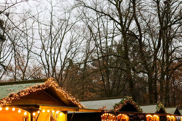 Bild mit Hütten, Weihnachten, parklandschaft, weihnachtsmarkt, Beleuchtung, dächer, Stände