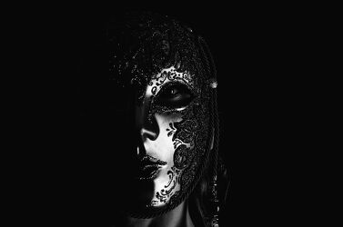 Bild mit Menschen, Schwarz/Weiß Fotografie, schwarz weiß, geheimnisvoll, Maske, Venezianische Maske, Unbekannt, Maskiert