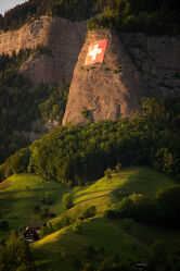 Schweizer Berglandschaft mit Schweizer Flagge