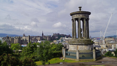 Bild mit Stadt, Denkmal, Calton Hill, Edinburgh, schöner Ausblick, Dugald Stewart Monument