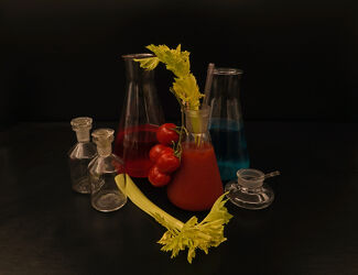Tomaten-Gin-Cocktail im Labordesign