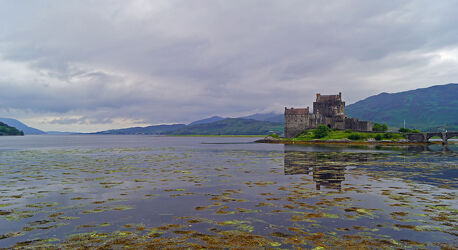 Bild mit Architektur, Gebäude, Vereinigtes Königreich, Schloss, Sehenswürdigkeit, Sehenswürdigkeit, Schottland, Historisch, Eilean Donan Castle, Dornie