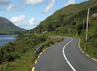 Straße auf der grünen Insel Irland