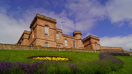 Bild mit Hochland, Himmel, Blumen, Burg, Wiese, Schottland, turm, Historisch, bewölkt, Inverness Castle