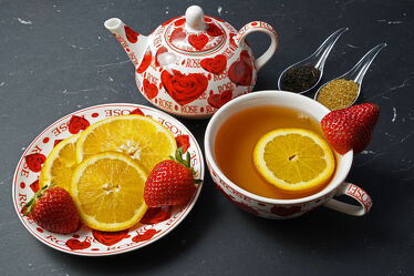 Bild mit Orange, Obst, Erdbeere, fruchtig, Löffel, Tasse, Tee, Scheiben, kanne, schwarzer Tee