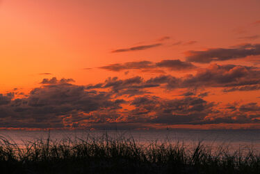 Bild mit Sonnenuntergang, Strand, Ostsee, Meer, Wolkenhimmel, Küste, Abendlicht, Ostseeküste, Darß, Westdarß