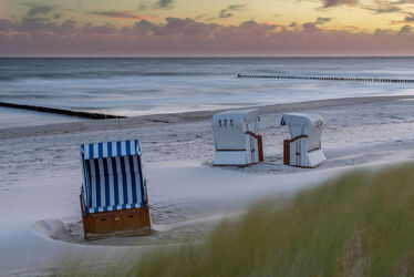 Bild mit Sonnenaufgang, Strand, Strandkörbe, Ostsee, Zingst, Buhnen, Strandhafer, Ostseeküste, Sandverwehungen
