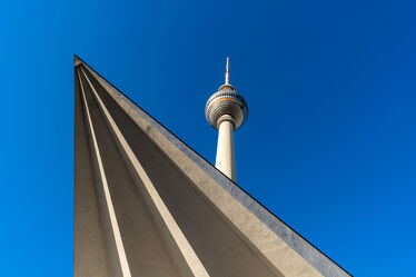 Bild mit Architektur, Wahrzeichen, Tageslicht, Berlin, Fernsehturm, Berliner Fernsehturm, Blauer Himmel, Ecke, Dach