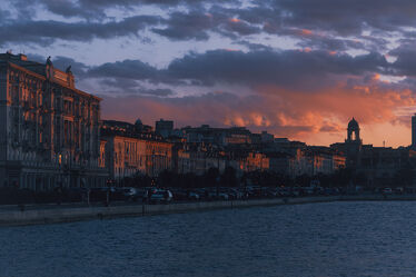 Bild mit Gewässer, Sonnenuntergang, Italien, Meer, City