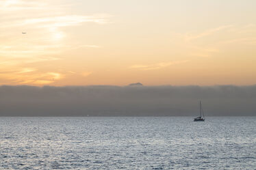 Bild mit Wolken, Sonnenuntergang, Meerblick, Segelboot, Schiff, boot, Meer, Wolkenhimmel, Flugzeug, goldene Stimmung