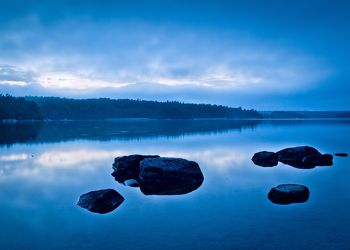 Bild mit Natur, Wasser, Gewässer, Seen, Stein, Blau, Meer, Steine, See, garten, water, Blaue Stunde, Schärengarten vor Stockholm, stiockholm