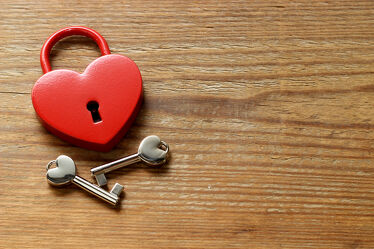 Bild mit Rot, Holz, Schloss, Makrofotografie, Symbol Glück, Gefühle, Liebe und Herzen, nahaufnahme, Holzbrett, schlüssel