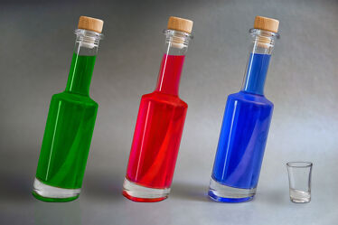 Bild mit Glas, Getränke, Flaschen, Bär, Stillleben, nahaufnahme, korken, schräg, dreifarbig, spirituosen
