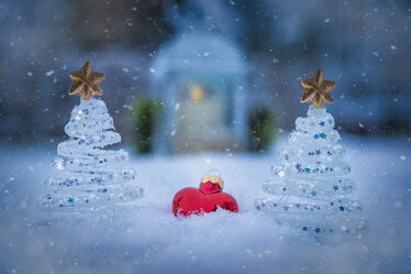 Bild mit Winter, Weihnachten, Weihnachtsbaum, Weihnachtsbaum, Stillleben, Laterne, Deko, Schneefall, Weihnachtskugeln, baumbehang