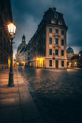 Bild mit Gebäude, Sonnenaufgang, Straßen, Dresden, Dresdner Frauenkirche, historische Altstadt, Historische Gebäude, Stadtleben, Morgens, Beleuchtung