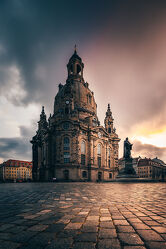 Bild mit Sonnenaufgang, Dresden, Dresdner Frauenkirche, Kirche, historische Altstadt, Historische Gebäude, Morgenstimmung, Innenstadt