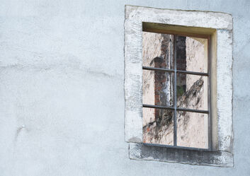 Bild mit Fenster, alte Mauerwand, alte Ziegelwand, ruine, Gitter, marode, Durchblick