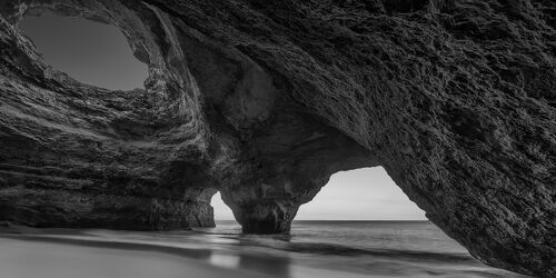 Benagil Höhle in Portugal, schwarz weiss