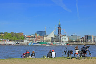Bild mit Hafenanlage, Hamburg, Pause, Radfahrer, Landungsbrücken