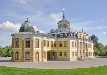 Bild mit Fenster, Türme, Historisch, Geschichte, dachgauben, Weimar, Schloss Belvedere, schlosshof, gelbe fassade, fensterfronten