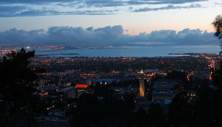 Nachtaufnahme von Berkeley und San Francisco