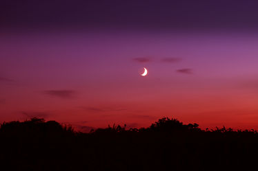 Roter Abendhimmel im Mondschein