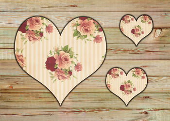 Drei Herzen mit Rosen motiv auf rustikalen Holz,im Shabby Chic style.