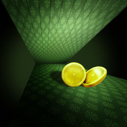 Grüne Abstraktion mit Zitrone