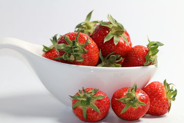 Erdbeeren in weisser Schale