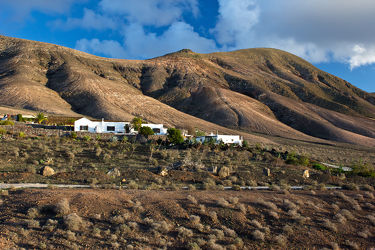 Bild mit Natur, Landschaften, Berge, Felsen, Häuser, Haus, Landschaft, Lanzarote, Wüste, berg, Gebirge, Land, wüstenlandschaft
