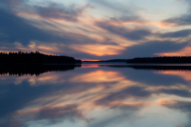 Spiegelung an einem See in Finnland
