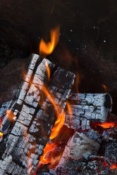 Bild mit Holz, Feuer, Flammen, Skandinavien, warm, gemütlich, Outdoor, brennholz, feuerholz, lagerfeuer, flamme, grillen, camping, asche, kohle