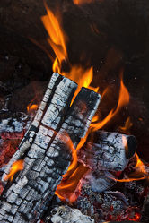 Bild mit Holz, Feuer, Flammen, Skandinavien, warm, gemütlich, Outdoor, brennholz, feuerholz, lagerfeuer, flamme, grillen, camping, asche, kohle