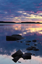 Steine im See Lentua, Finnland 2
